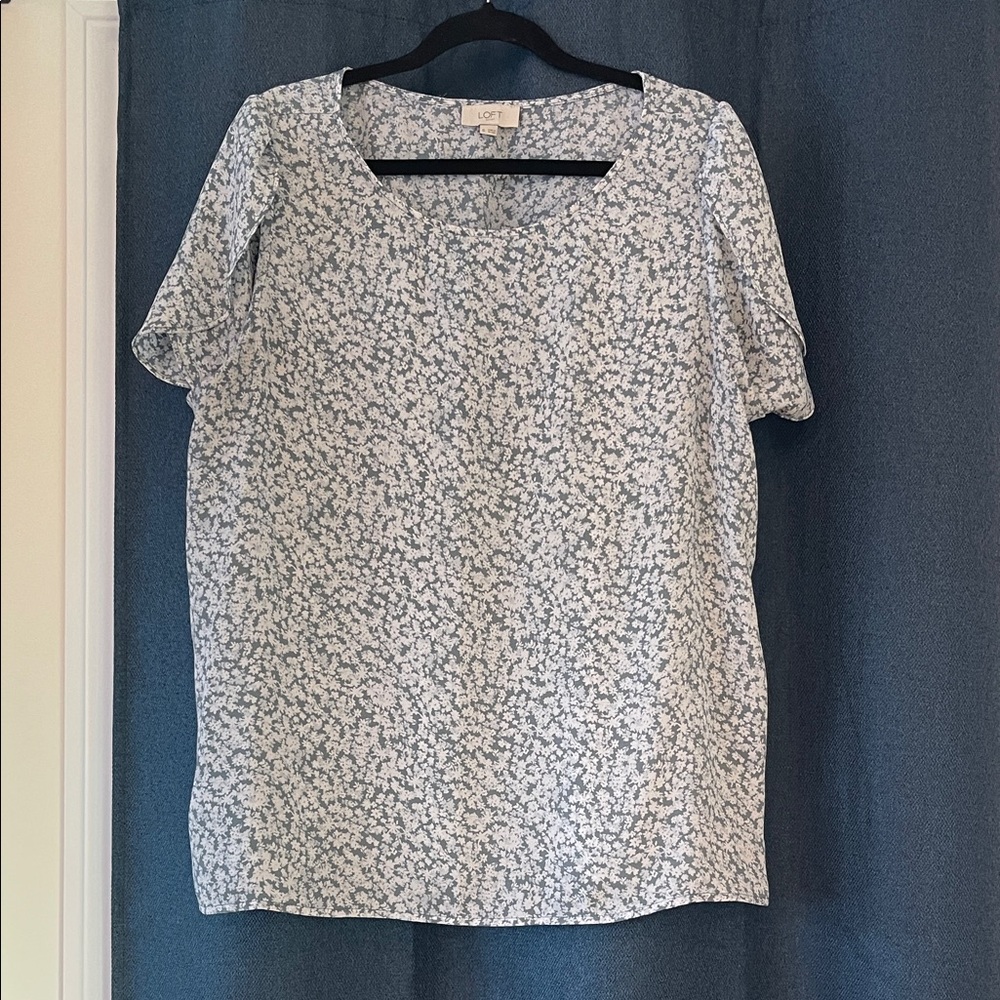 LOFT Women's White and Blue Patterned Blouse